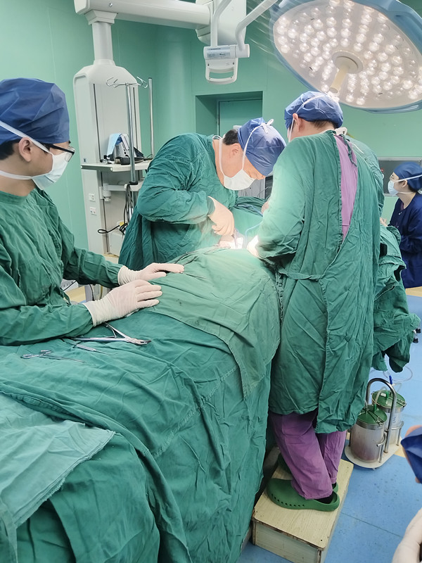 医疗合作显成效  名医施治传薪火 ——骨科名医荆珏华教授在安...